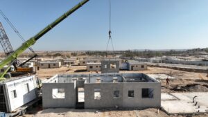 בנייה מתועשת - הרכבת קירות והשלמת עבודות השלד למבני מגורים בקיבוץ חצרים לתושבי כפר עזה במסגרת פרויקט תקומה.
