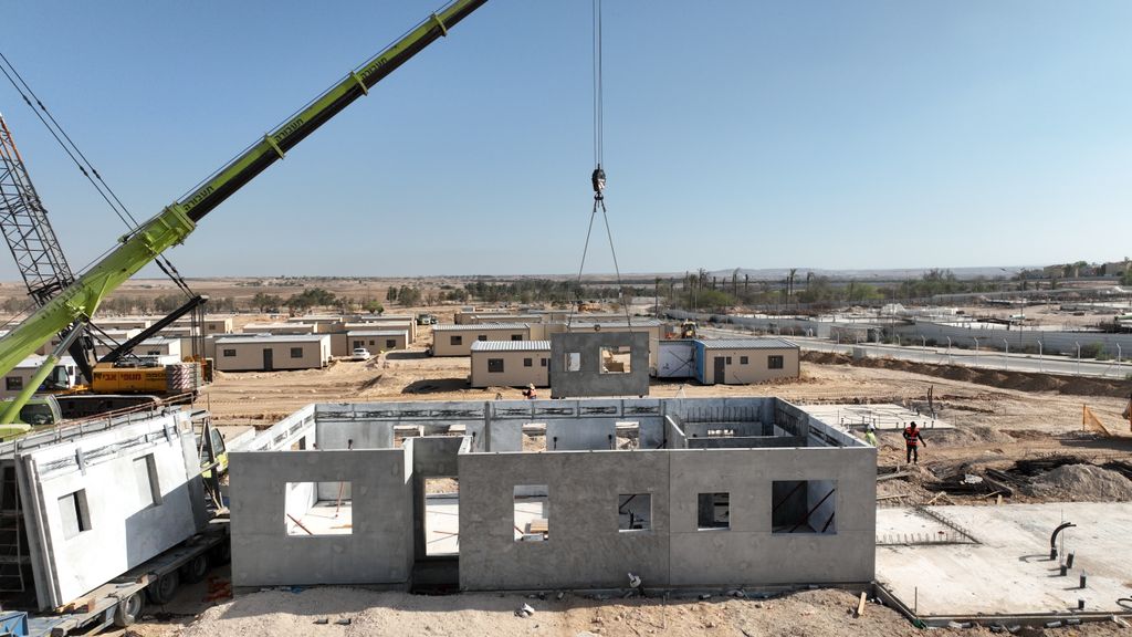 בנייה מתועשת - הרכבת קירות והשלמת עבודות השלד למבני מגורים בקיבוץ חצרים לתושבי כפר עזה במסגרת פרויקט תקומה. 